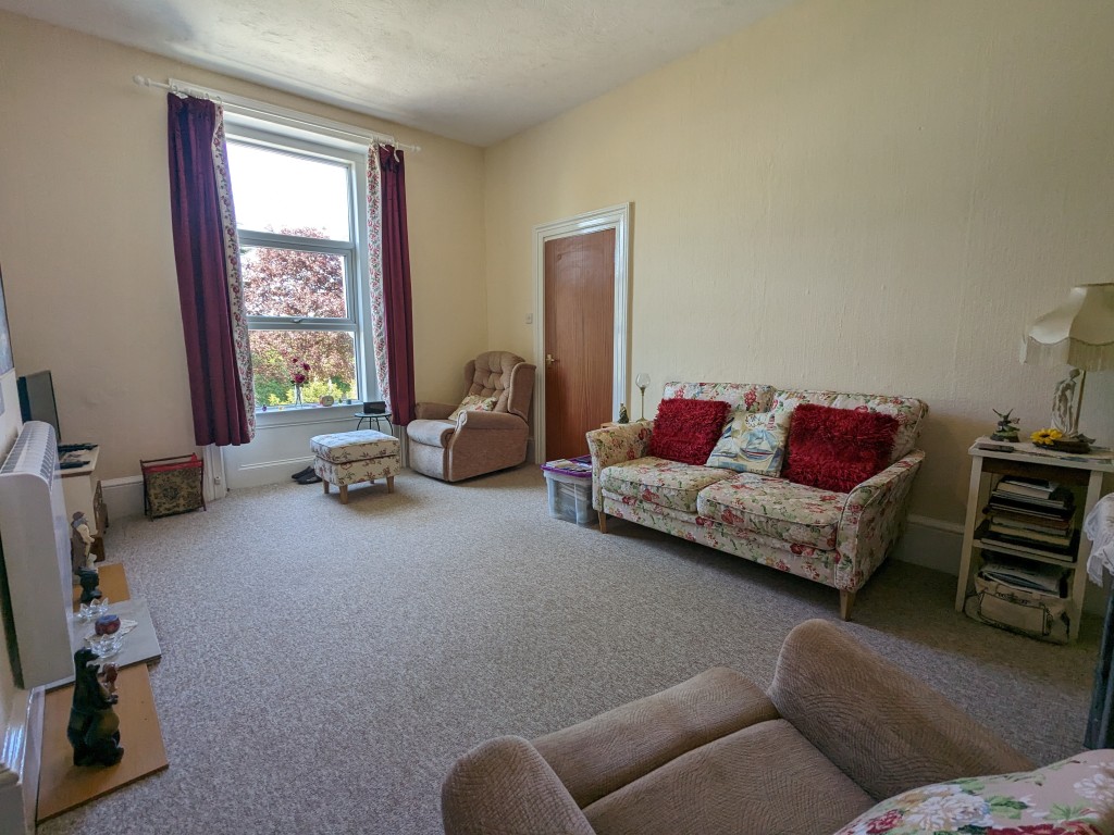 Lot: 134 - IMPOSING FREEHOLD BLOCK OF SEVEN APARTMENTS FOR INVESTMENT - Living room with carpet and furniture
